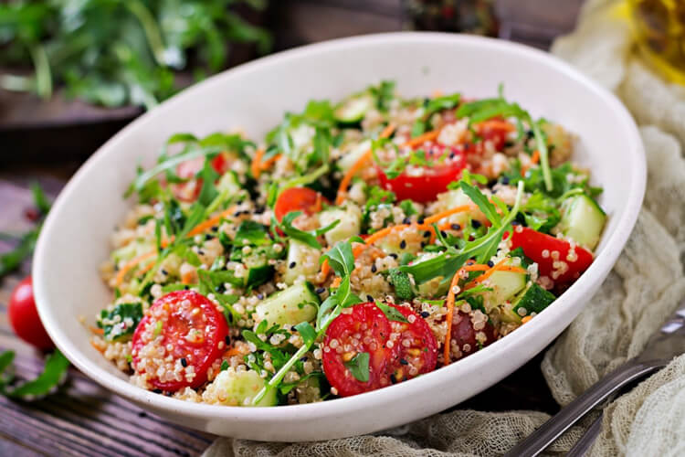 Green salad plate with sesame and tomatoes